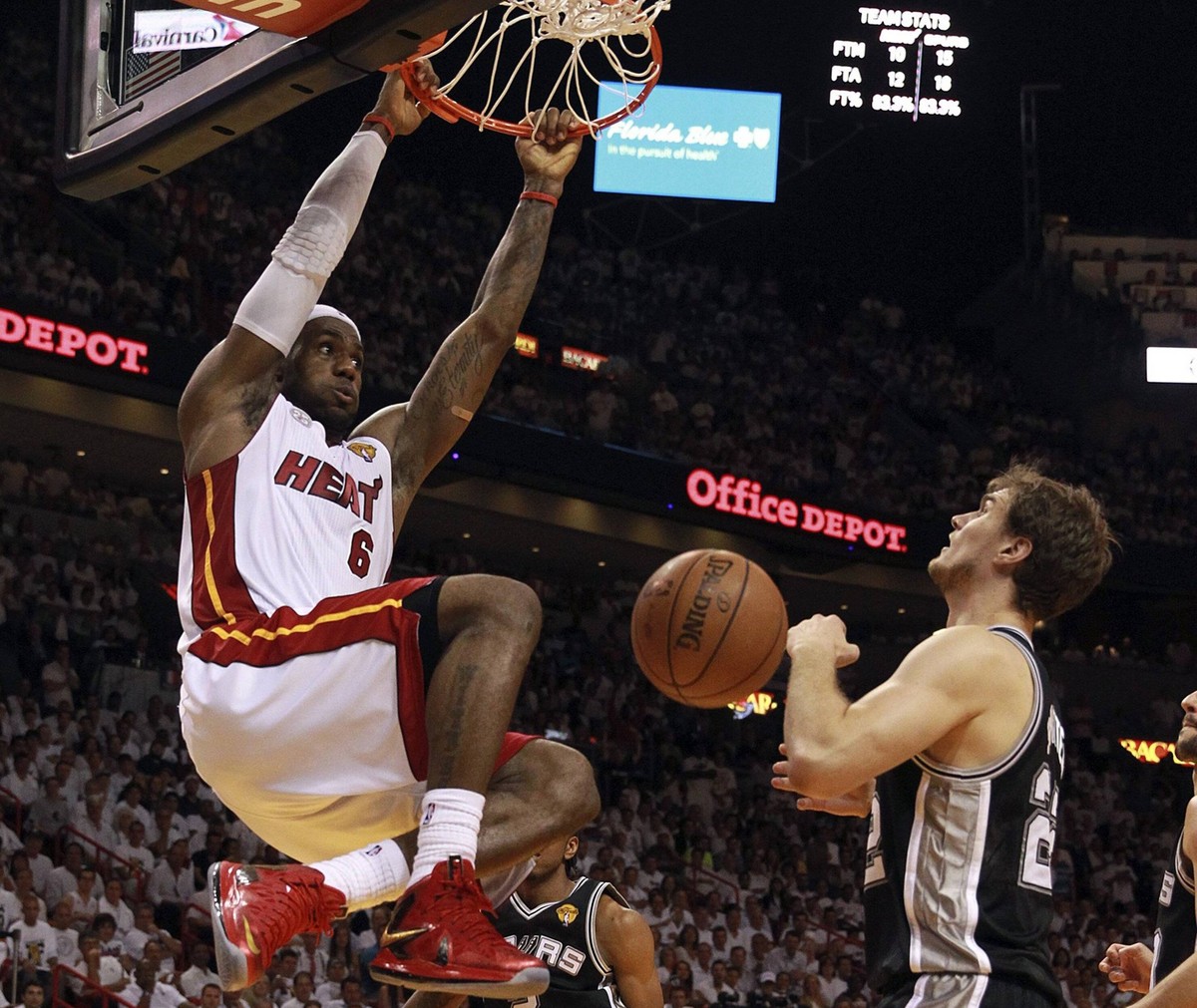 June 18, 2013 - Miami, FL, USA - The Miami Heat s LeBron James scores in the fourth quarter against the San Antonio Spurs in Game 6 of the NBA Basketball Herren USA Finals on Tuesday, June 18, 2013, a ...
