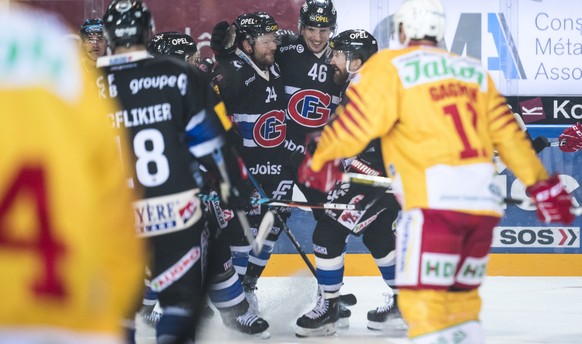 Le defenseur fribourgeois Ralph Stalder, gauche, l&#039;attaquant fribourgeois Matthias Rossi, centre, et l&#039;attaquant fribourgeois Andrei Bykov celebrent un but, lors de la rencontre du championn ...