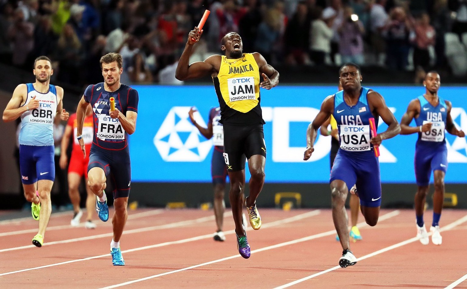 epa06260434 YEARENDER 2017 AUGUST....Jamaica&#039;s Usain Bolt (C) reacts after sustaining an injury during the men&#039;s 4x100m Relay final at the London 2017 IAAF World Championships, in London, Br ...