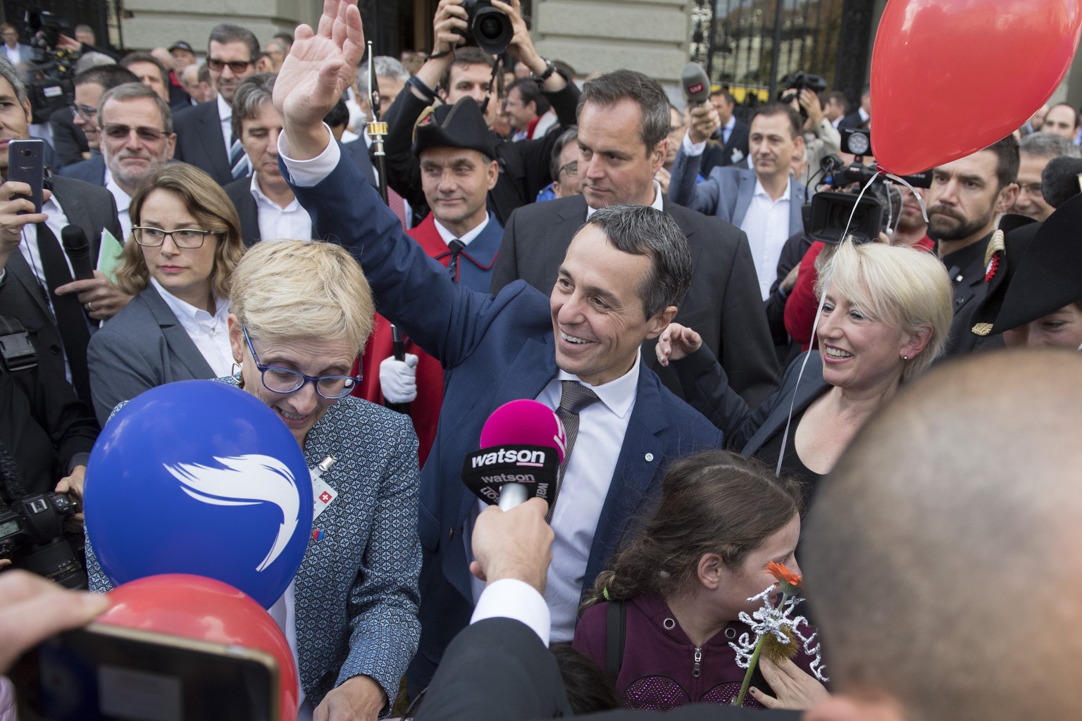 Der frisch gewaehlte Bundesrat Ignazio Cassis, Mitte rechts, und seine Frau Paola Rodona Cassis, Mitte links, lassen sich auf dem Bundesplatz feiern, nach der Ersatzwahl in den Bundesrat durch die Ver ...