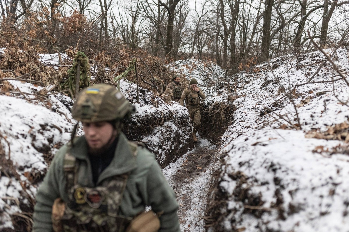 Military mobility of Ukrainian army continues in direction of Bakhmut DONETSK OBLAST, UKRAINE - DECEMBER 6: Ukrainian soldiers walk through a trench towards their FH-70 artillery position, in the dire ...