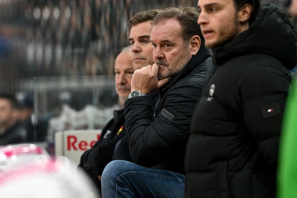 Head coach Heinz Ehlers (SCB) gather his thoughts on the bench, during the regular season National League game between HC Ambri Piotta and SC Bern at the ice stadium Gottardo Arena, Switzerland, Octob ...
