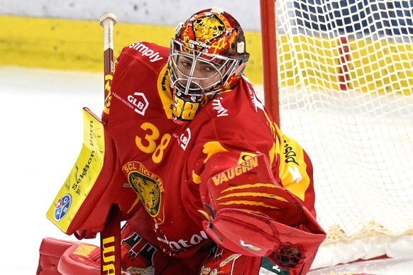 Tigers Goalie Stephane Charlin, beim Eishockey-Qualifikationsspiel der National League zwischen den SCL Tigers und dem HC Fribourg-Gotteron, am Freitag, 20. September 2024, in der Emmental Versicherun ...