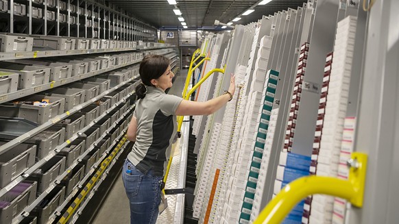 Der Apothekenkonzern und Medikamentengrosshändler Galenica lässt mit einer höheren Dividende auch die Aktionäre am gestiegenen Gewinn teilhaben. Im Bild: Eine Mitarbeiterin füllt im Distributionszentr ...