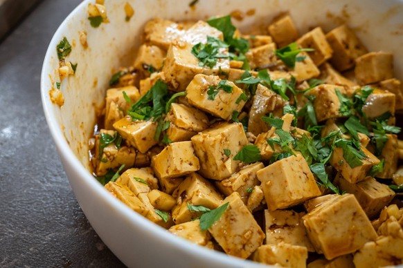 Marinierter Tofu mit frischen Kr�utern in einer Sch�ssel 18.02.26, Eisenbach: Symbolfoto, Illustrationsbild, Symbolbild, Illustrationsfoto, Alltagsszene Nahaufnahme von gew�rfeltem Tofu in einer w�rzi ...