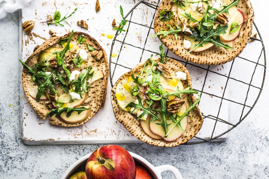 apfel pecan nuss geissenkäse ziegenkäse essen food rucola vegetarisch https://the-fit-foodie.com/recipes/apple-goats-cheese-pecan-pizza/