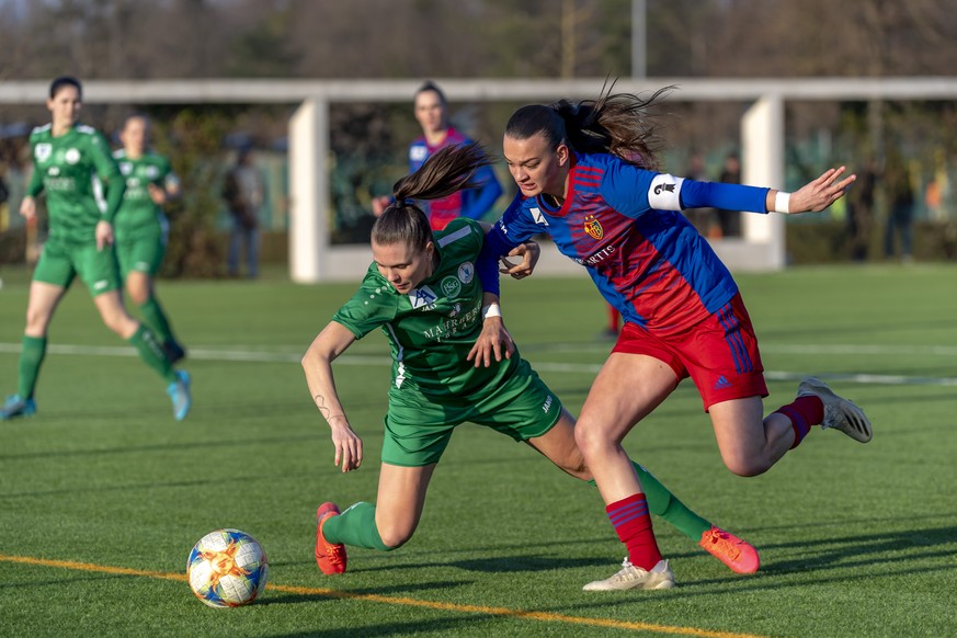 St. Gallens Valeria Iseli, links, im Kampf um den Ball gegen Basels Riola Xhemaili, rechts, im Fussball Meisterschaftsspiel der Women&#039;s Super League zwischen dem FC Basel 1893 und dem FC St.Galle ...