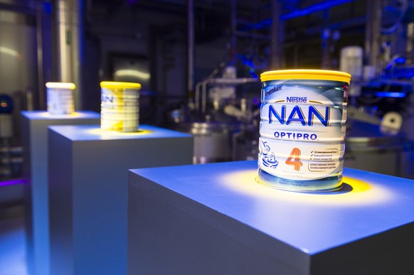 Drei Dosen Babynahrung inszeniert mit Licht waehrend der Einweihung der neuen Produktionslinie fuer Babynahrung bei der Nestle Schweiz AG in Konolfingen, am Mittwoch, 25. November 2015. (KEYSTONE/Domi ...