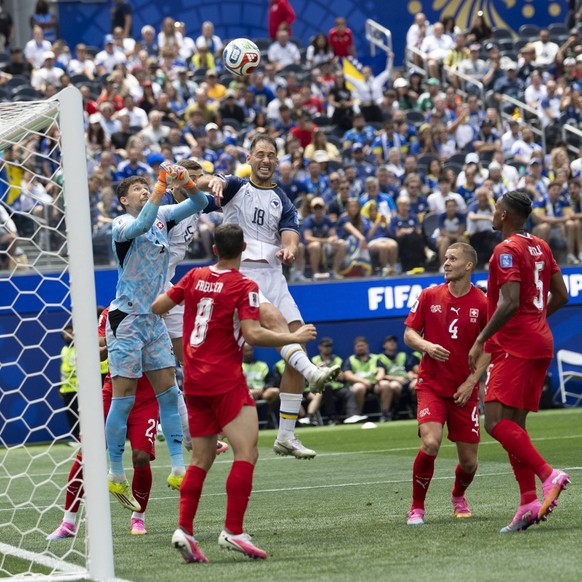 June 18, 2026, Los Angeles, California, USA: Switzerland goalkeeper Gregor Kobel 1 makes a save against Bosnia and Herzegovina Nikola Katic 18 vie for the ball during the FIFA World Cup, WM, Weltmeist ...