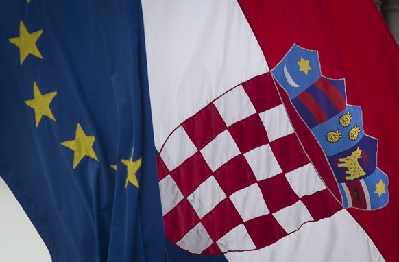 ARCHIVBILD ZUR PERSONENFREIZUEGIGKEIT DER SCHWEIZ MIT KROATIEN AB 2022, AM FREITAG, 22. OKTOBER 2021 - A Croatian, right, and a EU flag fly in downtown in Zagreb, Croatia, Sunday, June 30, 2013. Croat ...