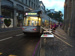 Hier fährt bis ca. 11 Uhr das letzte Tram an der Wasserkirche vorbei.