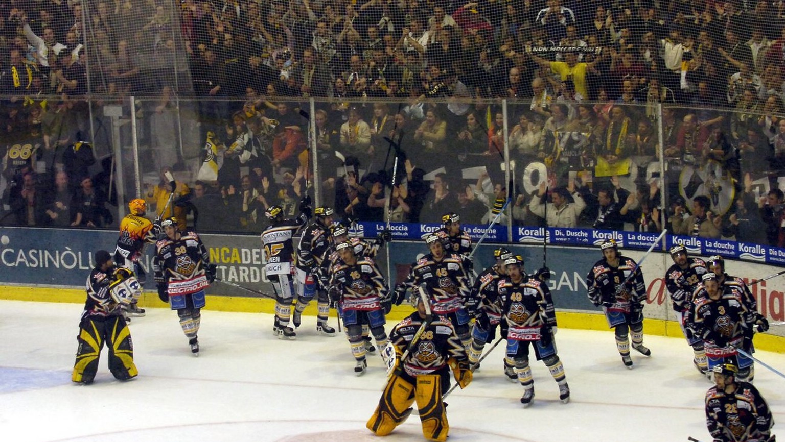 Ehrenrunde der Lugano Spieler nach dem siebten und entscheidenden Eishockey Play-off Viertelfinalspiel zwischen dem HC Lugano und HC Ambri Piotta am Sonntag, 19. Maerz 2006 in der Resega Halle von Lug ...