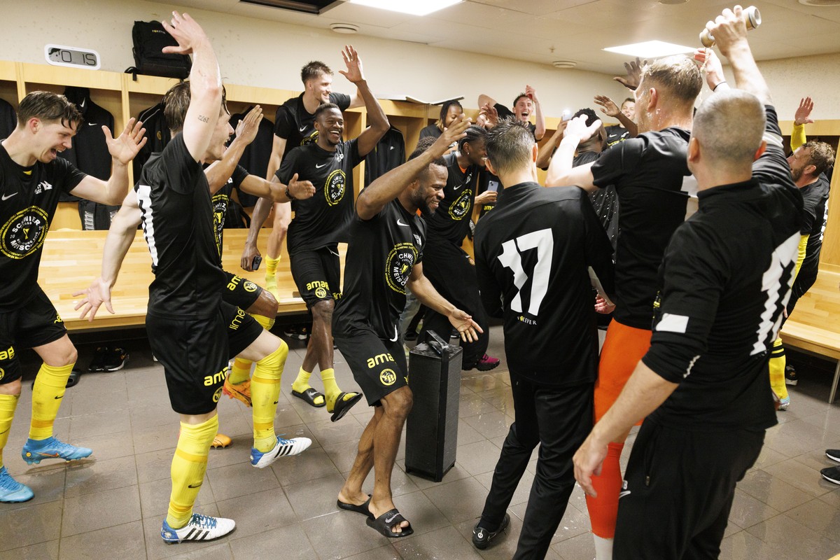 Les joueurs d'YB celebrent le titre dans son vestiaire a la fin de la rencontre de football de Super League entre le Geneve Servette FC (SFC) et le BSC Young Boys (YB), ce lundi 20 mai 2024 au st ...