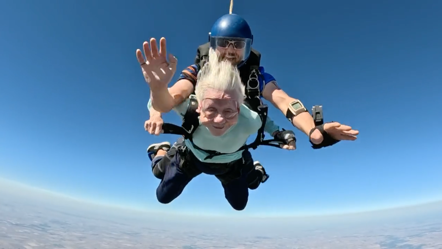 Dorothy Hoffner bricht den Weltrekord und ist mit 104 Jahren die älteste Skydiverin der Welt. Am 1. Oktober 2023.