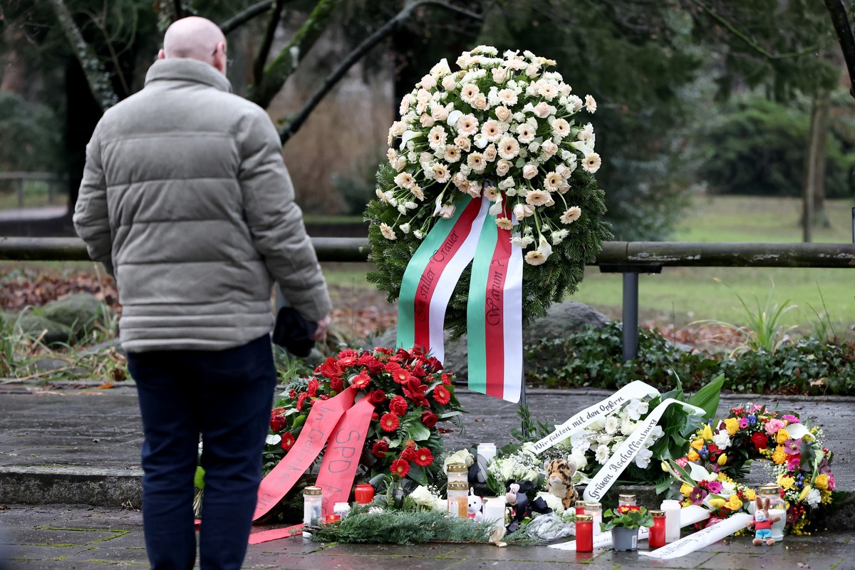 23.01.2025, Bayern, Aschaffenburg: Ein Mann steht nach einer Kranzniederlegung nach dem t