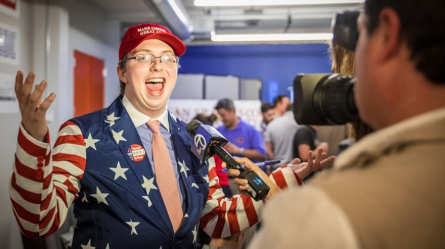 Daniel Businger freut sich an der Wahlparty der San Francisco Republican Party über die Resultate.