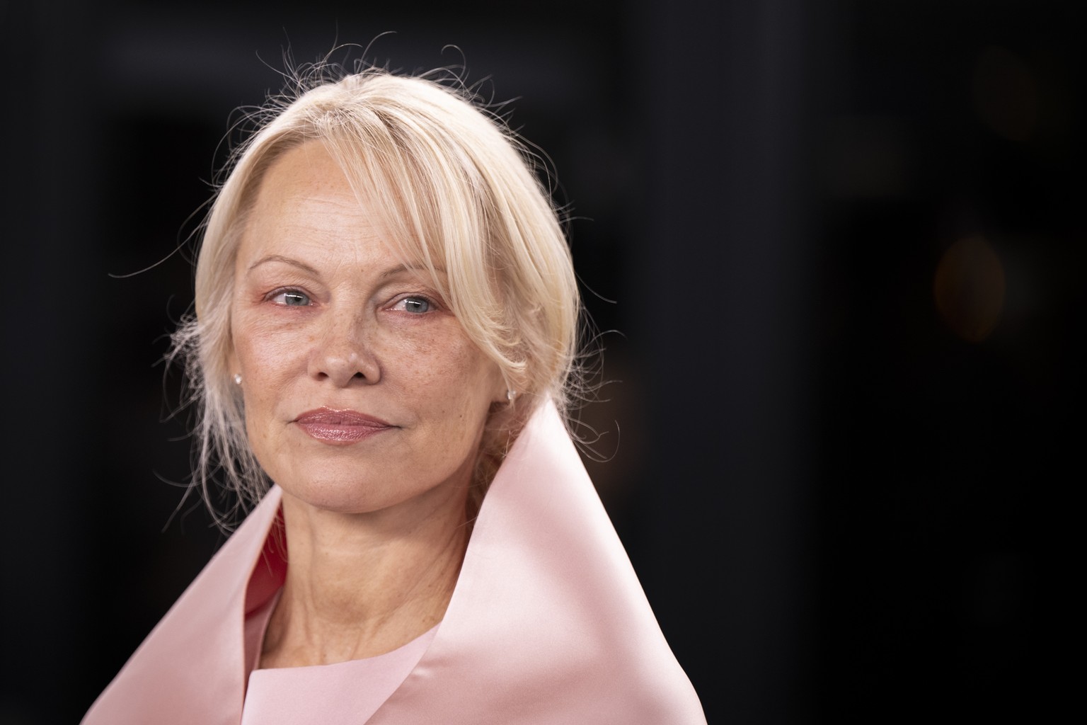 epaselect epa11642485 Canadian-American actress Pamela Anderson poses on the Green Carpet before the screening of her movie &#039;The Last Showgirl&#039; at the 20th Zurich Film Festival (ZFF), in Zur ...