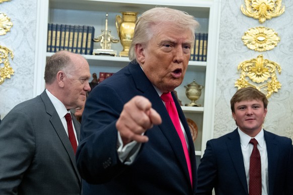KEYPIX - President Donald Trump speaks with reporters during the swearing in ceremony for Homeland Security Secretary Markwayne Mullin in the Oval Office of the White House, Tuesday, March 24, 2026, i ...