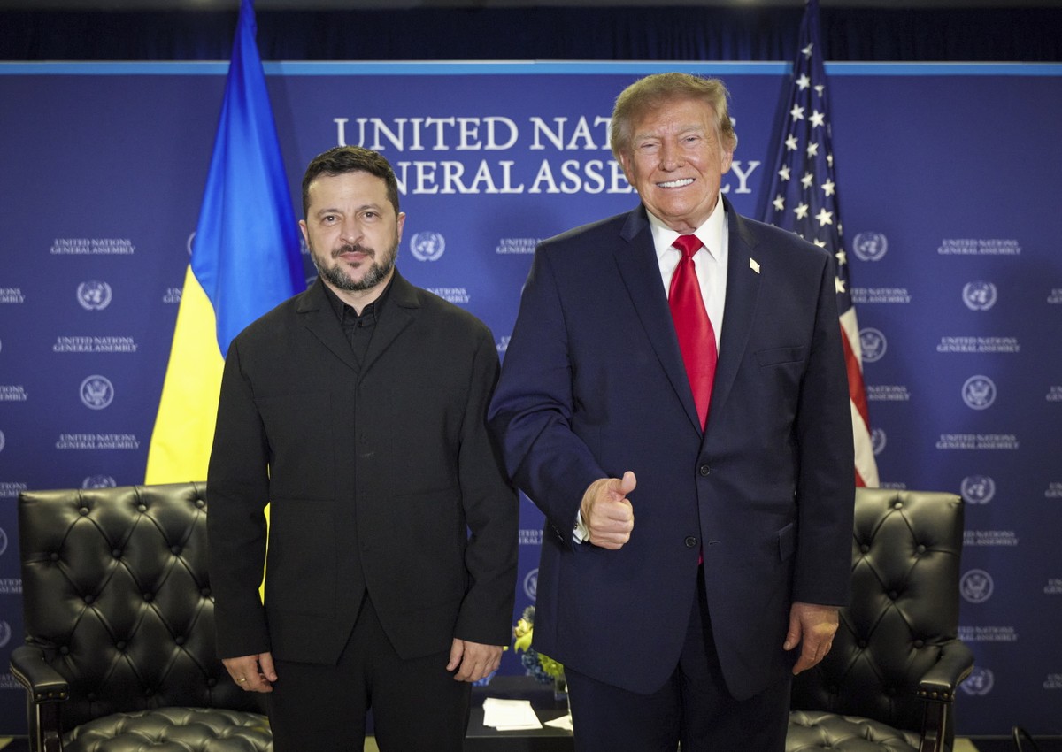 epa13256456 A handout photo made available by the Ukrainian Presidential Press Service shows Ukraine's President Volodymyr Zelensky (L) with US President Donald Trump (R) during a meeting in New  ...