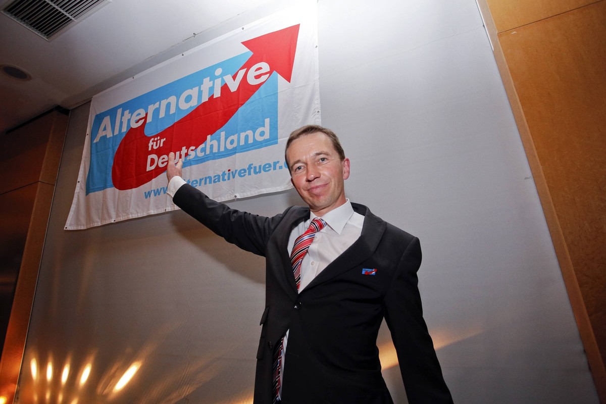 Bildnummer: 60513200 Datum: 22.09.2013 Copyright: imago/Reiner Zensen
Berlin, den 22.09.2013 - Bundestagswahl 2013 Foto: Bernd Lucke, Vorsitzender der Partei Alternative fuer Deutschland, AfD, auf der ...