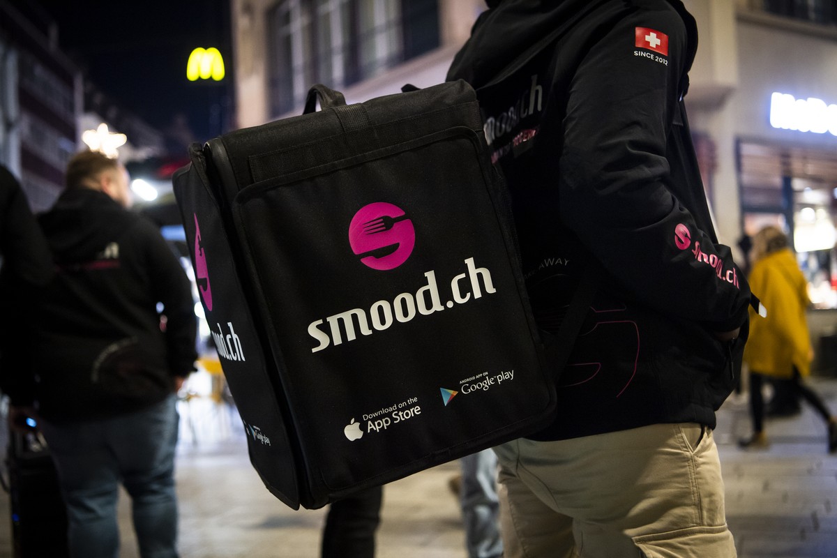 Des salaries de Smood avec le soutien du syndicat Unia manifestent lors d'une action le jeudi 11 novembre 2021 a Lausanne. Des greves de salaries se multiplient au sein de l'entreprise helve ...