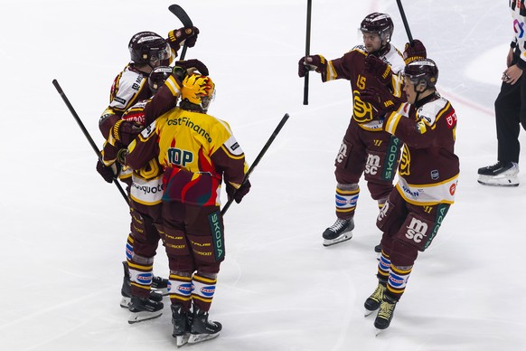 Geneve-Servette's players celebrates their goal after scoring the 1:0, during the second leg of the National League semifinal playoff game of the Swiss Championship between Geneve-Servette HC, GS ...