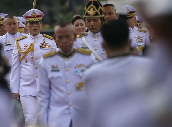 epa08907755 Thai King Maha Vajiralongkorn Bodindradebayavarangkun (L) to preside over the wreath-laying ceremony of King Taksin&#039;s Day at the King Taksin Monument in Bangkok, Thailand, 28 December ...