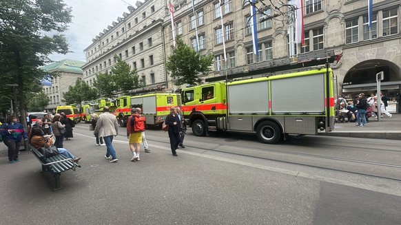 Die Polizei und Feuerwehr sind mit einem Grossaufgebot ausgerückt.