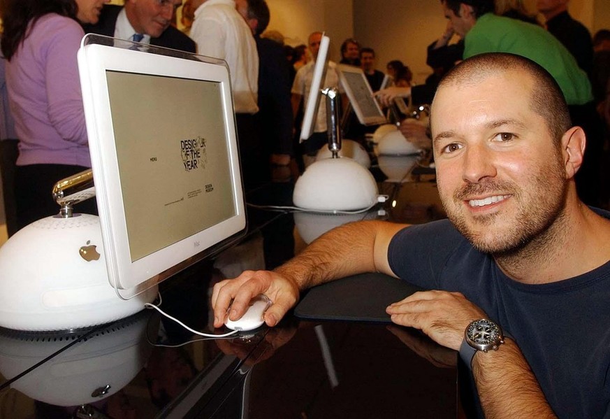 Ein Bild aus vergangenen Tagen: Jony Ive mit iMac und Uhr.