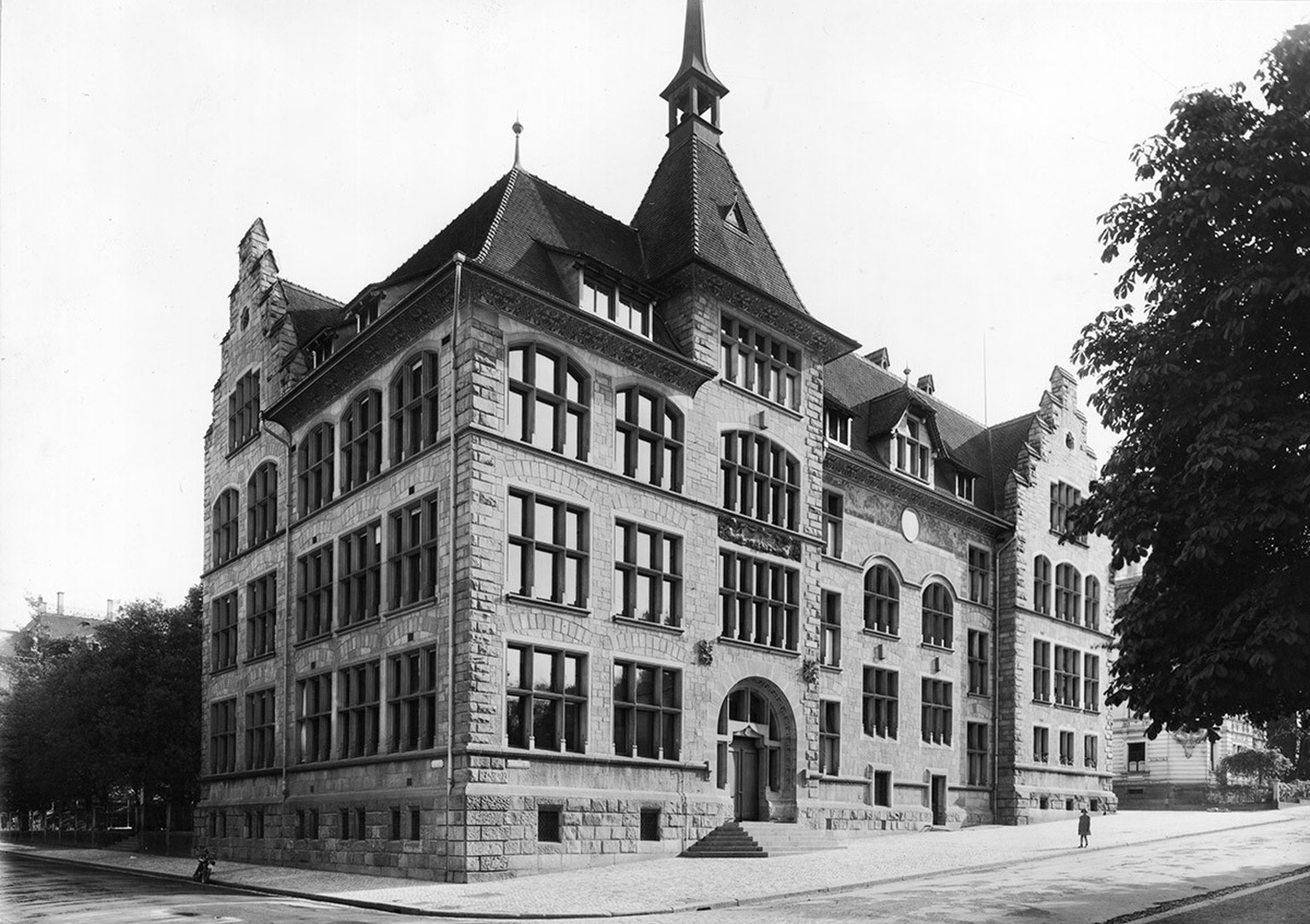 Die Lavater-Schulanlage in Zürich.
https://baz.e-pics.ethz.ch/catalog/BAZ/r/218546/viewmode=infoview/qsr=gull