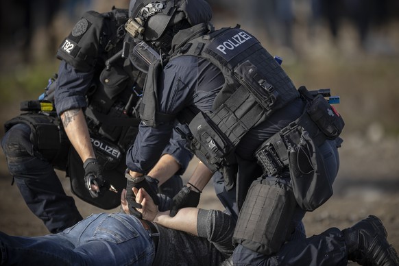Mitglieder der Einsatzgruppe Diamant der Kantonspolizei Zuerich demonstrieren eine Verhaftung mit Handschellen an einer Einweihungsveranstaltung fuer die Oeffentlichkeit des neuen Polizei- und Justizz ...