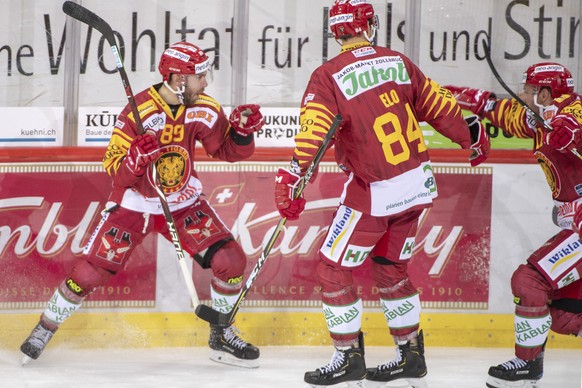 Tigers Chris DiDomenico, Eero Elo, Aaron Gagnon, von links, jubeln, waehrend dem Meisterschaftsspiel der National League, zwischen den SCL Tigers und den ZSC Lions am Dienstag, 30.Oktober 2018 in der  ...