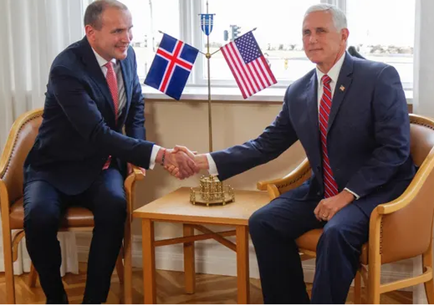 Mike Pence trifft den Isländischen Präsidenten Guðni Th. Jóhannesson