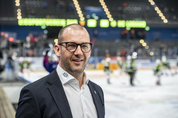 Der Sportchef des EV Zug, Reto Kl�y beim Eishockey Qualifikationsspiel der League zwischen dem EV Zug und dem HC Lugano am Samstag, 15. Januar 2022 in Zug. (KEYSTONE/Urs Flueeler).