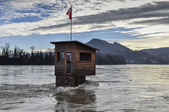 Wallbach (AG) am Freitag, 5. Januar 2018. Die starken Niederschlaege der letzten Tage fuehren im Kanton Aargau zu einem erhoehten Ueberschwemmungsrisiko: Am Rhein wird die Gefahrenstufe 3 (erhebliche  ...