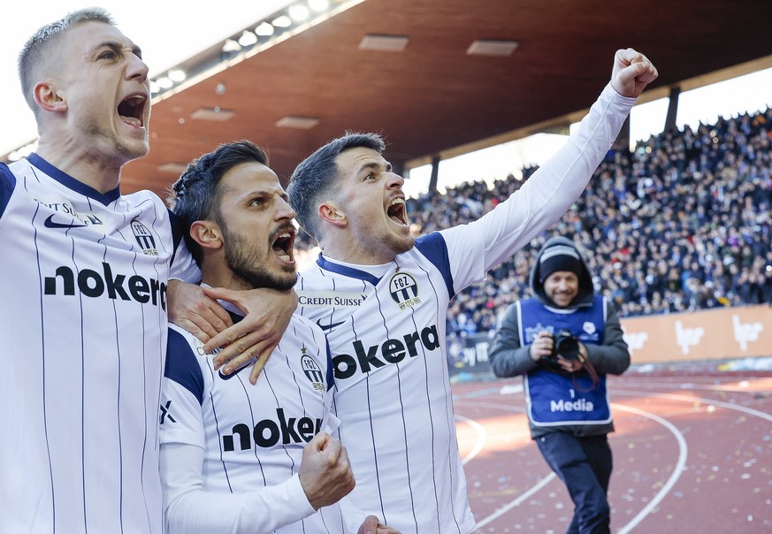 FC Zuerichs Antonio Marchesano, Mitte, jubelt mit Blaz Kramer, links, nach seinem Tor zum 1:0 beim Fussballspiel der Super League zwischen dem FC Zuerich und dem FC Basel, FCB, im Letzigrund Stadion,  ...