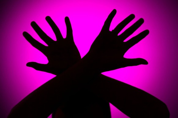 In den Rausch der Gewalt geraten die Männer nicht ohne gewaltvolle Vorgeschichte. Die Hemmungen fallen nach und nach.