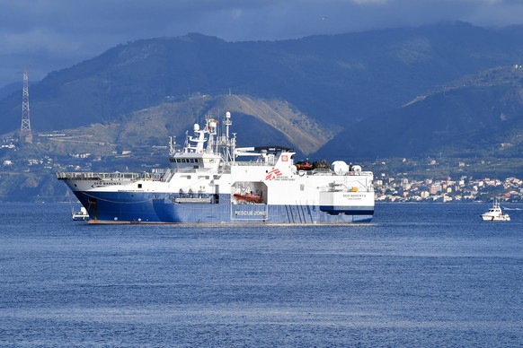 epa09591726 The Geo Barents ship managed by the NGO Doctors Without Borders carryng 186 migrants and 10 corpses on board, rescued in the Mediterranean Sea, in the harbor off Messina for transshipment  ...