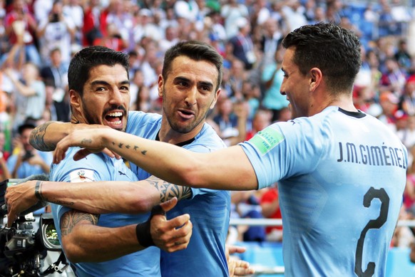 epa06824936 Luis Suarez (L) of Uruguay celebrates with his teammates after scoring the 1-0 lead during the FIFA World Cup 2018 group A preliminary round soccer match between Uruguay and Saudi Arabia i ...