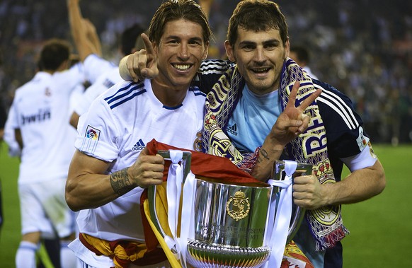 Sergio Ramos und Iker Casillas präsentieren die Copa del Rey.