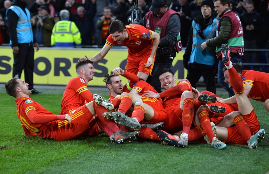 epa08009681 Aaron Ramsey (L) of Wales celebrates with teammatws after scoring the 2-0 during the UEFA EURO 2020 Group E qualification match between Wales and Hungary in Cardiff, Wales, Britain, 19 Nov ...