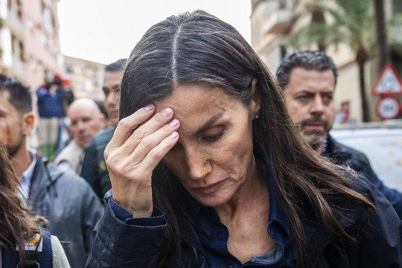 Spain&#039;s Queen Letizia reacts as she visits people affected by the floods in Paiporta, near Valencia, Spain, Sunday Nov. 3, 2024. (AP Photo/David Melero)