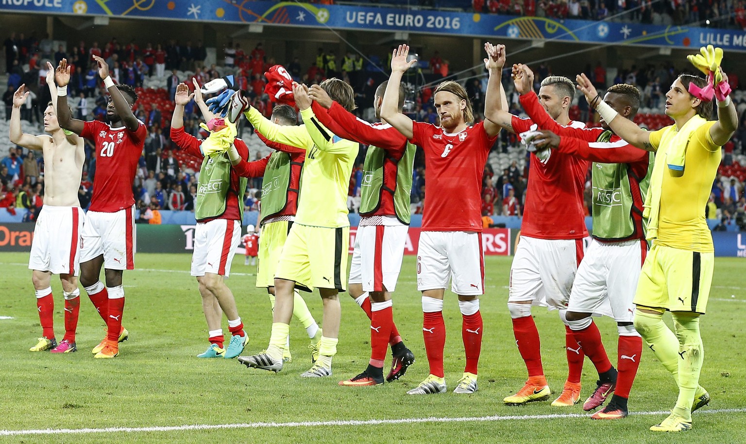 Völlig ausgepumpt bedankt sich die Nati nach dem 0:0 gegen Frankreich bei den Fans für die Unterstützung.