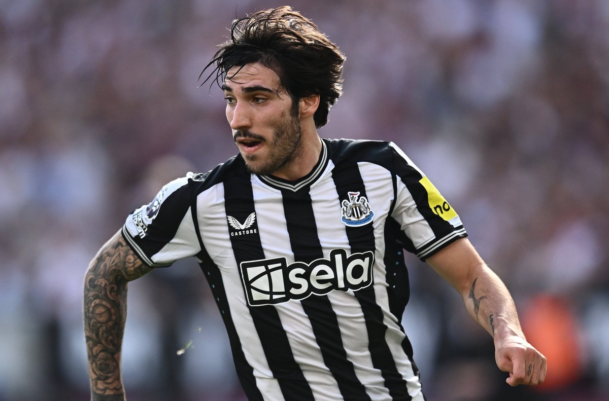 LONDON, ENGLAND - OCTOBER 8: Sandro Tonali during the Premier League match between West Ham United and Newcastle United at London Stadium on October 8, 2023 in London, E EDITORIAL USE ONLY. No use wit ...
