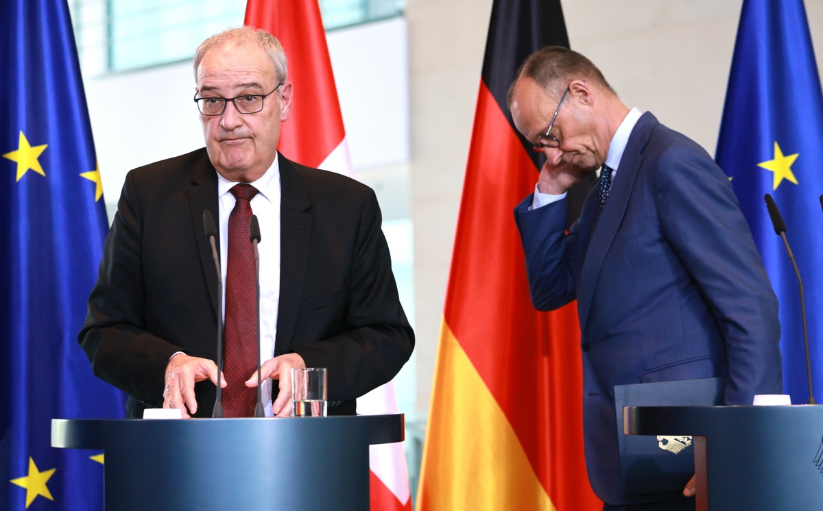 epa12973222 German Chancellor Friedrich Merz (R) and Swiss President Guy Parmelin attend a news conference after their talks at the Chancellery in Berlin, Germany, 19 May 2026. EPA/HANNIBAL HANSCHKE