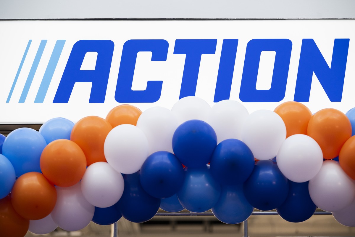 Das Logo des Discounter Action in Bachenbuelach ein, aufgenommen am Samstag, 5. April 2025. Die Schweiz ist das 13. Land, in dem der niederlaendische Non-Food-Discounter eroeffnet. (KEYSTONE/Ennio Lea ...