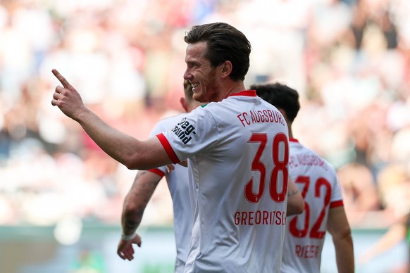 Jubel von kurzer Dauer: Der zweite Treffer von Michael Gregoritsch 38 FC Augsburg wird aberkannt,, FC Augsburg vs. Borussia Moenchengladbach, Fussball, Maenner, Bundesliga, DFL, Saison 2025/2026, 33.  ...
