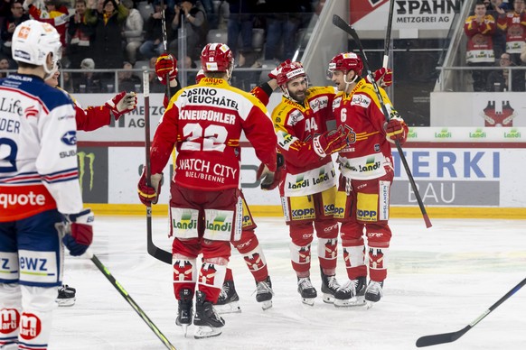 Nicolas Mueller (EHCB), rechts, jubelt nach seinem Tor zum 3-1 mit seinem Teamkollegen Anthony Greco (EHCB), Mitte, Johnny Kneubuehler (EHCB), vorne, beim Eishockey Meisterschaftsspiel der National Le ...
