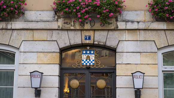 Une vue de l&#039;entree du batiment de lors de l&#039;ouverture du proces devant le Tribunal criminel de sept jeunes accuses d&#039;enlevement, membres de deux bandes rivales de La Chaux-de-Fonds et  ...
