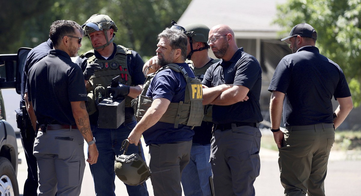 Des membres du FBI sur place, après l'intervention.